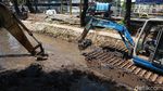 Hadapi Musim Hujan, Lumpur di Kali Baru Barat Dikeruk