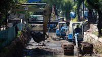 Pengerukan lumpur tersebut dilakukan untuk mencegah pendangkalan sungai serta waduk di saat musim hujan.