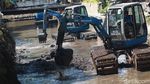Hadapi Musim Hujan, Lumpur di Kali Baru Barat Dikeruk