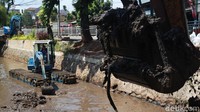 Sejumlah petugas melakukan pengerukan lumpur di Kali Baru Barat, Setiabudi, Jakarta, Kamis (1/10/2020).