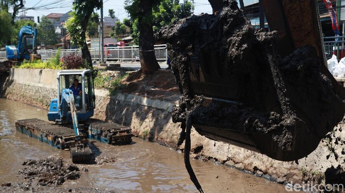 Hadapi Musim Hujan, Lumpur di Kali Baru Barat Dikeruk Pengerukan lumpur dilakukan di Kali Baru Barat, Jakarta. Kegiatan itu dilakukan guna mencegah pendangkalan sungai dan waduk saat musim hujan.