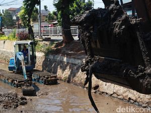 Hadapi Musim Hujan, Lumpur di Kali Baru Barat Dikeruk