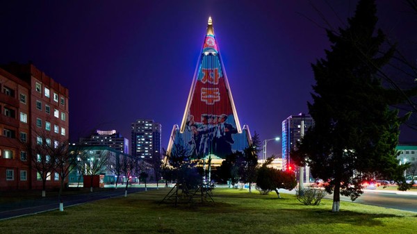 Dalam buku Hotels of Pyongyang diungkapkan tentang struktur yang unik serta interior vintage yang dipamerkan di banyak hotel yang tidak berubah. Ini Hotel Ryugyong, bisa dibilang hotel paling terkenal di Korea Utara karena bentuknya yang runcing. Dalam buku Hotels of Pyongyang diungkapkan tentang struktur yang unik serta interior vintage yang dipamerkan di banyak hotel yang tidak berubah. Ini Hotel Ryugyong, bisa dibilang hotel paling terkenal di Korea Utara karena bentuknya yang runcing.