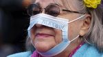 Ikut Demo Antimasker, Orang-orang Ini Pakai Masker Aneh