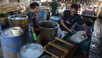 Asosiasi Perajin Tahu Tempe Aceh menyatakan, sejak pandemi COVID-19 harga bahan baku kedalai impor terus mengalami kenaikan hingga saat ini mencapai Rp8.000 per kilogram dari sebelumnya Rp6.700 sehingga produksi tahu turun kisaran 30 persen, sedangkan harga penjualan tahu tidak dinaikan di tingkat pengecer Rp33.000 per papan guna menjaga stabilitas pasar dan pelanggan.
