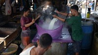 Perajin menuangkan cairan kacang kedelai saat proses produksi tahu di salah satu usaha industri tahu tradisional, Banda Aceh, Aceh, Kamis (1/10/2020).