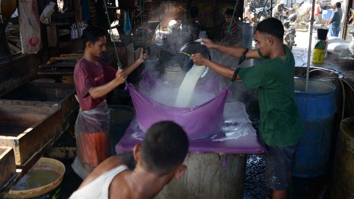 INDUSTRI TAHU TERDAMPAK KENAIKAN KEDALAI IMPOR Perajin memproduksi tahu di salah satu usaha industri tahu tradisional, Banda Aceh, Aceh, Kamis (1/10/2020). Asosiasi Perajin Tahu Tempe Aceh menyatakan, sejak pandemi COVID-19 harga bahan baku kedalai impor terus mengalami kenaikan hingga saat ini mencapai Rp8.000 per kilogram dari sebelumnya Rp6.700 sehingga produksi tahu turun kisaran 30 persen, sedangkan harga penjualan tahu tidak dinaikan di tingkat pengecer Rp33.000 per papan guna menjaga stabilitas pasar dan pelanggan. ANTARA FOTO/Ampelsa/nz.