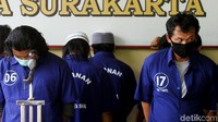 Kedua tersangka baru kasus penyerangan acara doa jelang pernikahan putri Habib Umar Assegaf itu berinisial T dan R. Saat melakukan penangkapan terhadap terduga teroris di sebuah rumah di Jepara, Rabu (30/9), Densus 88 Antiteror juga mendapati R. Ternyata R masuk dalam Daftar Pencarian Orang (DPO) terkait kasus penyerangan acara Habib Umar Assegaf.