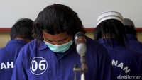 Ade Safri menyebut R adalah otak dari aksi perusakan dan penyerangan acara Habib Umar Assegaf yang menyebabkan tiga orang luka-luka. R merupakan orang yang pertama kali menyurvei lokasi kegiatan di Mertodranan. Dia juga yang menginformasikan agar rekan-rekannya datang ke acara Habib Umar Assegaf. Sementara T ditangkap di kawasan Solo, Senin (28/9). Dia diduga melakukan perusakan dengan cara melempari batu.