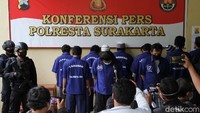 Saat ini total ada 12 orang tersangka kasus penyerangan acara doa jelang pernikahan putri Habib Umar Assegaf. Polisi masih mencari lima orang DPO yang merupakan hasil pengembangan terbaru, yakni inisial S, C, B, W, dan H.