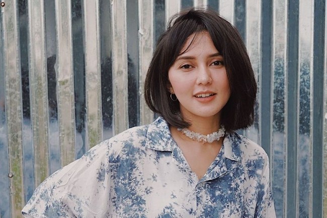 Rara Nawangsih adalah istri dari salah seorang chef yang cukup ternama, Andrian Ishkak. Dengan rambut pendek dan gayanya yang stylish, penampilannya berhasil selalu mencuri atensi publik. Foto: Instagram/rara.nawangsih