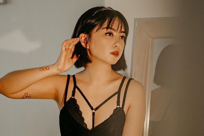 Maria Karina yang merupakan istri dari chef William Gozali ini adalah seorang content creator. Lihat saja gayanya yang edgy dan chic, terlihat keren bukan? Foto: Instagram/mariakarinaa