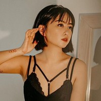 Maria Karina yang merupakan istri dari chef William Gozali ini adalah seorang content creator. Lihat saja gayanya yang edgy dan chic, terlihat keren bukan? Foto: Instagram/mariakarinaa