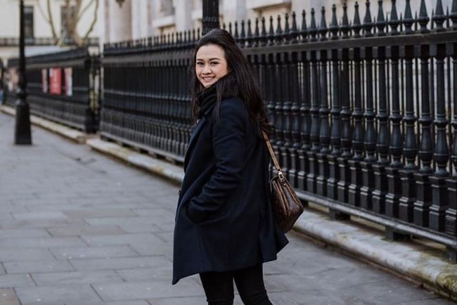 Berdandan natural, senyuman istri dari chef Fernando Sindu, Non Nana ini terlihat sangat manis. Bagaimana menurutmu? Foto: Instagram/fernandosindu