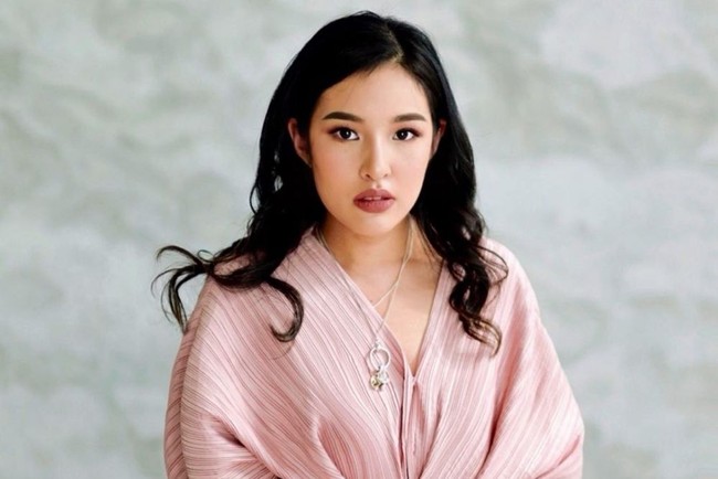Melihat kecantikan Tiffany Soetanto, nggak heran kenapa chef Arnold bisa terpikat. Ibu dari satu orang anak ini selalu tampil cantik dengan riasan natural, seperti yang satu ini. Foto: Instagram/tiffanysoetanto