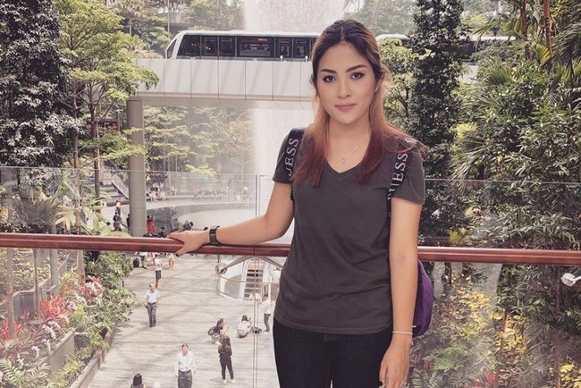 Tak kalah cantik dari para istri chef lainnya, Maria Madeleine yang merupakan manajer sekaligus istri dari chef Steby Rafael ini memiliki pesonanya sendiri. Foto: Instagram/me_as_maria