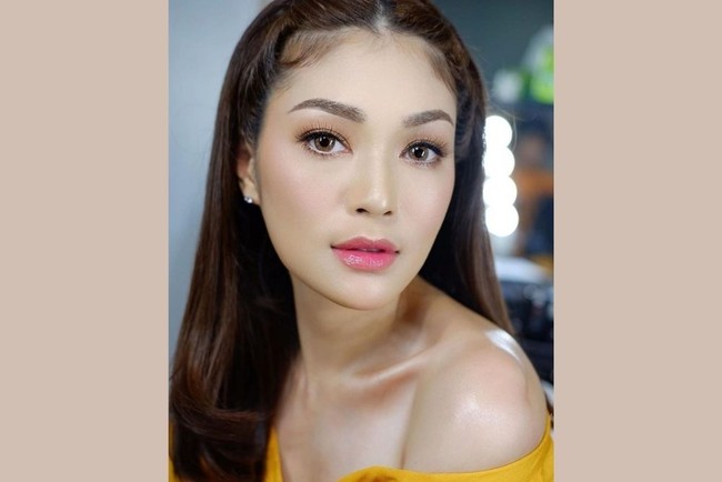 Istri dari chef Adhika Maxi yang bernama Karen Carlotta ini selalu tampil menawan. Walaupun sudah memiliki empat orang anak, penampilannya masih tetap cantik dan awet muda kan? Foto: Instagram/karencarlotta