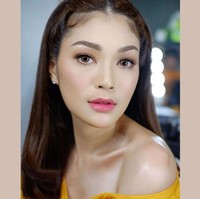 Istri dari chef Adhika Maxi yang bernama Karen Carlotta ini selalu tampil menawan. Walaupun sudah memiliki empat orang anak, penampilannya masih tetap cantik dan awet muda kan? Foto: Instagram/karencarlotta