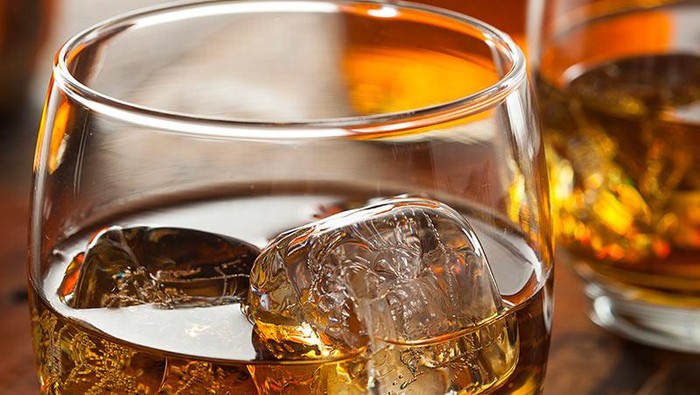 Jago Minum Whiskey Pakai Sedotan Wanita Ini Diberi Tip Rp 41 Juta