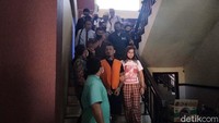 Kami sudah berjanji susah senang akan tetap berdua. Jadi terima kasih Jaksa Agus dan Jaksa Eka sudah mengedepankan nurani. Kita semua ini sama sama manusia, kita bukan robot. Hati nurani kita bisa sesekali situasi seperti itu, kata Jerinx kepada wartawan di Polda Bali, Kamis (1/10/2020).