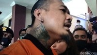 Jerinx mengucapkan terima kasih kepada Kejaksaan Bali karena mengizinkan dia dan Nora berduaan di mobil tahanan. Jerinx menyebut kebersamaan dia dengan Nora hanya 3 menit.
