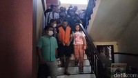 Pantauan detikcom usai sidang hari ini, Nora Alexandra tidak lagi ikut masuk lagi mendampingi Jerinx di dalam mobil tahanan.