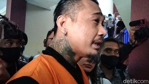 Jerinx Angkat Bicara Soal Bercumbu Dalam Mobil Tahanan