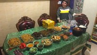 Wanita yang identik dengan rambut pendek ini sedang menunjukkan makanan berlimpah di depannya. Joy rupanya tengah makan bareng keluarga di hari ulang tahunnya. Foto: Instagram joydestinytobing