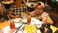 Kalau ini keseruan Joy bersama buah hatinya, Joshua. Mereka makan siang di restoran China di salah satu mall Jakarta. Foto: Instagram joydestinytobing