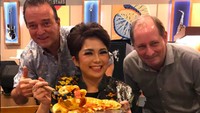 Bersama rekan-rekannya, Joy tengah menikmati pizza di kawasan Senayan. “Enaaakk sekali pizzanya,” kata Joy. Foto: Instagram joydestinytobing