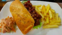 Ibu satu anak ini juga sering pamer momen kulineran di Instagram. Joy, misalnya, menyantap sandwich daging dan kentang goreng untuk makan siangnya yang telat. Foto: Instagram joydestinytobing