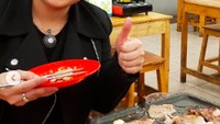 Untuk penyembuhan dari virus Corona, Joy ternyata jalani isolasi mandiri di rumah. Sementara waktu ia tidak bisa kulineran di luar seperti ketika mencicipi Korean BBQ ini. Foto: Instagram joydestinytobing