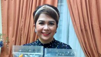 Selain Joy sendiri, sang ibu juga berjualan keripik singkong. Joy nampak mempromosikan produk dengan rasa pedas dan original ini. Foto: Instagram joydestinytobing