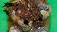 Tak hanya makan saja, Joy juga jago masak lho. Di foto ini ia memamerkan ikan tenggiri sambal andaliman buatannya. Foto: Instagram joydestinytobing