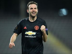 Man City Bikin Juan Mata Nambah Trofi?