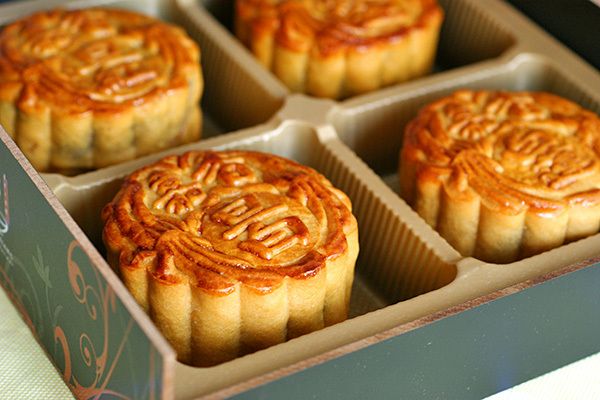 Kakek nekat makan kue bulan yang terlambat 10 tahun