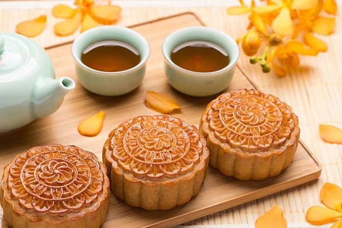 Kakek Ini Nekat Makan Kue Bulan yang Sudah Kedaluwarsa 10 Tahun
