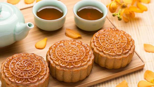 Kakek Ini Nekat Makan Kue Bulan yang Sudah Kedaluwarsa 10 Tahun