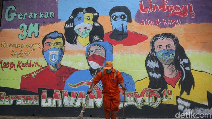 Kampanye Protokol Kesehatan Lewat Mural Jalanan Kampanye bahaya COVID-19 dan ajakan menerapkan protokol kesehatan terus dilakukan lewat karya jalanan seperti mural.