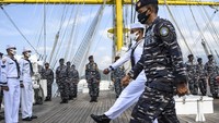 Dua prajurit KRI Bima Suci yang mendapatkan kenaikan pangkat mengikuti upacara kenaikan pangkat di geladak saat lego jangkar di Teluk Ratai, Lampung.