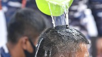 Beginilah ekspresi prajurit TNI Angkatan Laut yang naik pangkat saat disiram air oleh komandannya.