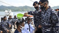 Komandan KRI Bima Suci Letkol Laut (P) Waluyo (kanan) menyiramkan air kepada prajurit usai upacara kenaikan pangkat di geladak kapal.