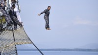 Prajurit KRI Bima Suci yang mendapatkan kenaikan pangkat melompat ke laut usai upacara kenaikan pangkat di geladak saat lego jangkar di Teluk Ratai, Lampung, Kamis (1/10/2020).