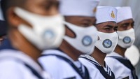 Sejumlah prajurit KRI Bima Suci yang mendapatkan kenaikan pangkat mengikuti upacara kenaikan pangkat di geladak saat lego jangkar di Teluk Ratai, Lampung.