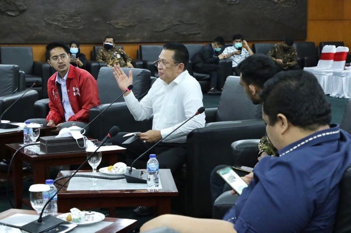 Ketua MPR RI Bambang Soesatyo saat mengisi Sosialisasi Empat Pilar MPR RI kepada Badan Koordinasi Nasional Forum Komunikasi Mahasiswa Kekaryaan (Bakornas Fokusmaker) dan Anggota BEM dari lima Universitas Jakarta secara virtual, dari Ruang Kerja Ketua MPR RI, Jakarta, Kamis (1/10/20).