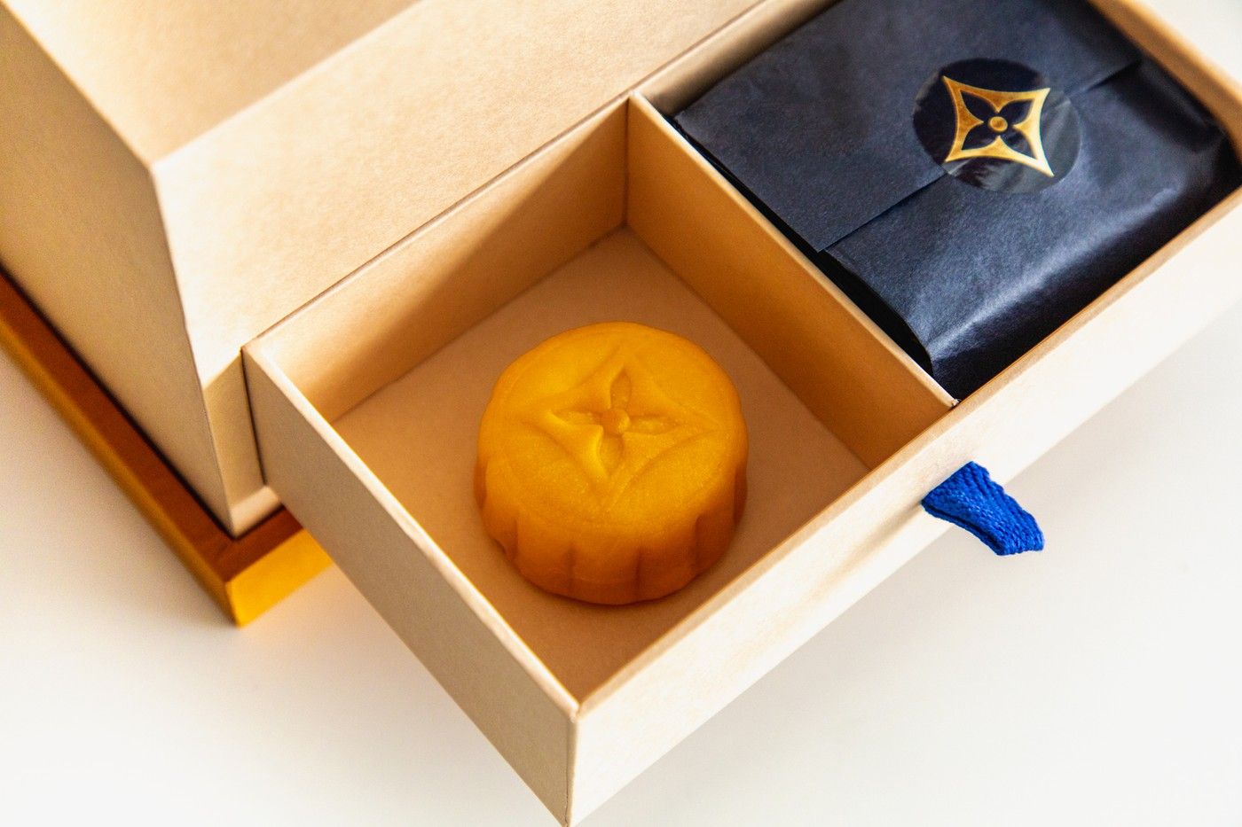 Kue bulan keluaran brand mode