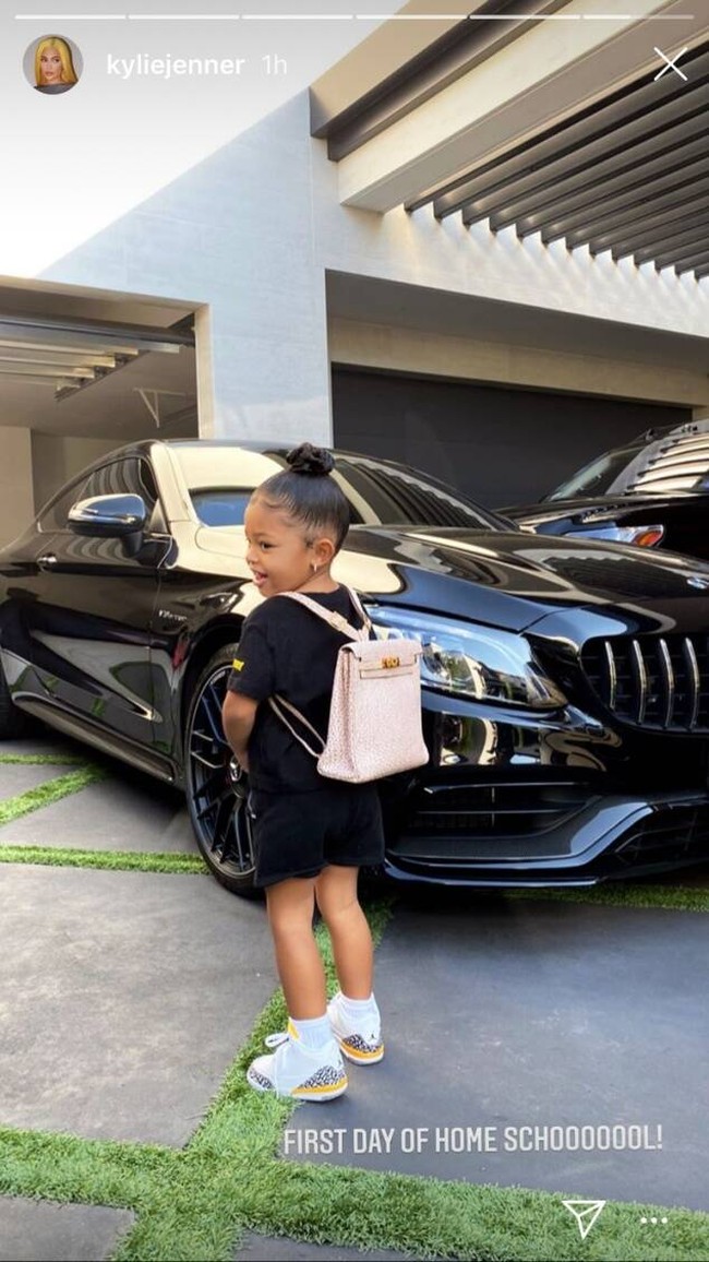 Nama Stormi Webster pastinya sudah tidak asing lagi didengar di telinga. Anak pertama dari Kylie Jenner dan Travis Scott itu memang sudah mencuri perhatian sejak masih bayi. Memiliki orangtua yang bergelimang harta, Stormi yang masih berusia 4 tahun itu diperkirakan memiliki kekayaan bersih lebih dari Rp 10 triliun pada tahun 2021. Foto: Kylie Jenner/ Instagram