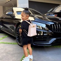 Nama Stormi Webster pastinya sudah tidak asing lagi didengar di telinga. Anak pertama dari Kylie Jenner dan Travis Scott itu memang sudah mencuri perhatian sejak masih bayi. Memiliki orangtua yang bergelimang harta, Stormi yang masih berusia 4 tahun itu diperkirakan memiliki kekayaan bersih lebih dari Rp 10 triliun pada tahun 2021. Foto: Kylie Jenner/ Instagram