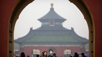 The Temple of Heaven pun ditetapkan sebagai Situs Warisan Dunia oleh Unesco pada tahun 1998. Tak heran tempat itu menjadi salah satu objek wisata yang populer di Kota Beijing. AP Photo/Mark Schiefelbein.