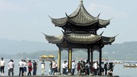 Tempat wisata lain yang juga ramai dikunjungi wisatawan saat Hari Nasional China adalah kawasan West Lake yang berada di Kota Hangzhou. Danau luas ini terkenal dengan keindahan dan legenda ular putih. Chinatopix via AP Photo.